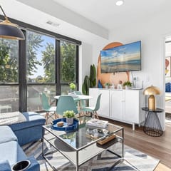 Modern Apt with Rooftop & Skyline Views