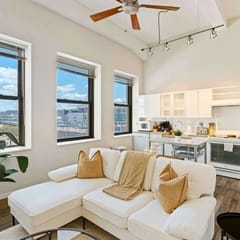 Downtown Apt with Pool, Parking near stadiums