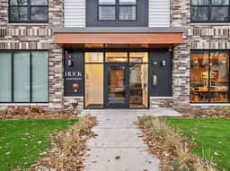 Downtown 2-Bed with Rooftop & Gym