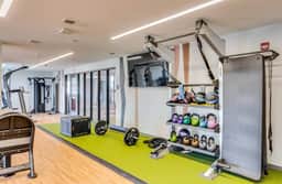 1BR Downtown Suite | Pool, Gym & Workspace