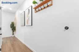 Modern 1BD Near DT & UMN Gym Street Parking - Image 5