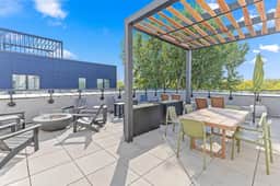 Downtown 2-Bed with Rooftop & Gym - Image 4
