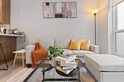 Downtown 2-Bed with Rooftop & Gym - Image 3