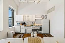 Downtown Apt with Pool, Parking near stadiums - Image 4