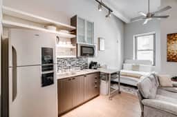 Luxe Studio with Rooftop Pool - Image 5