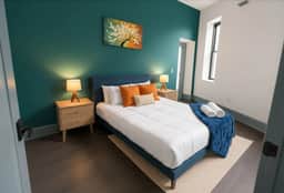 Urban 1BR Downtown–Close - Image 3