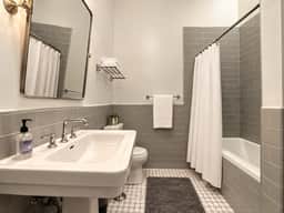 Stylish Downtown 1BR Near Festivals & Culture - Image 4