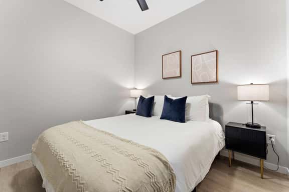 Downtown 2-Bed with Rooftop & Gym - Image 1