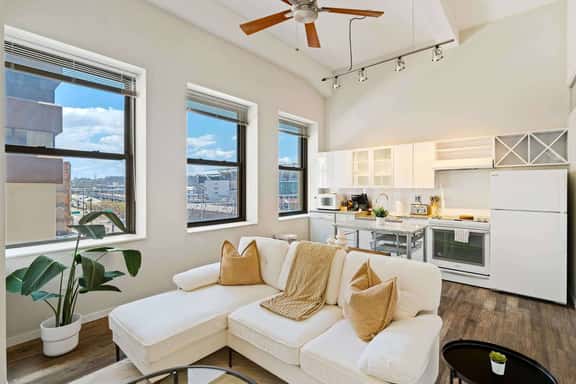 Downtown Apt with Pool, Parking near stadiums - Image 1
