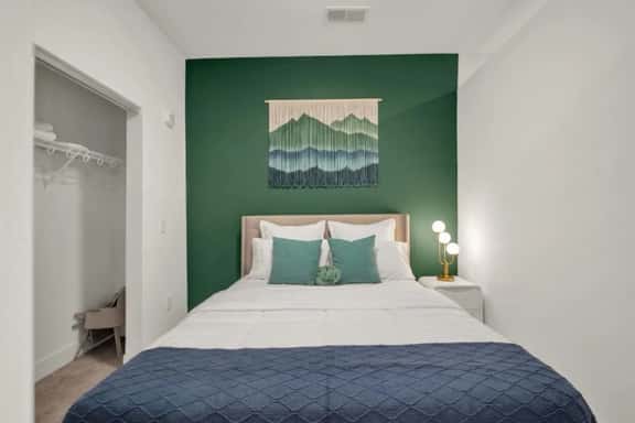 Modern 1BR CIN Suite | Pool, Gym - Image 1