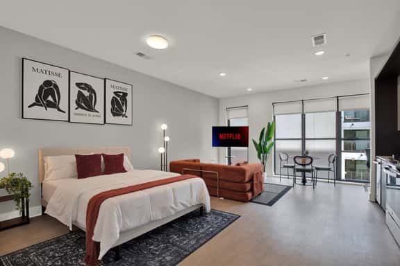 OTR Queen Suite | Pool, Gym & Rooftop - Image 1