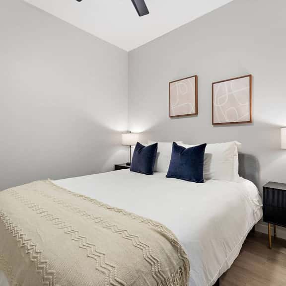 Downtown 2-Bed with Rooftop & Gym - Image 1