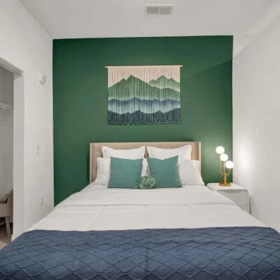 Modern 1BR CIN Suite | Pool, Gym - Image 1