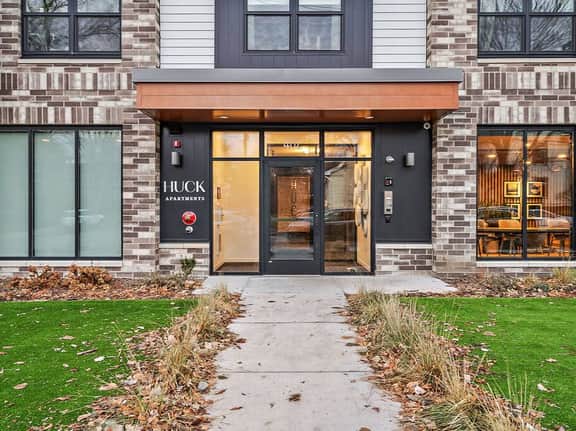 Downtown 2-Bed with Rooftop & Gym