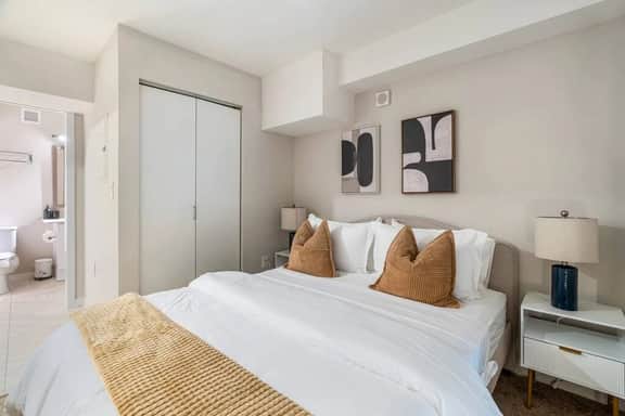 CBD OTR Gym, Pool, Free Parking, Steps to Stadiums