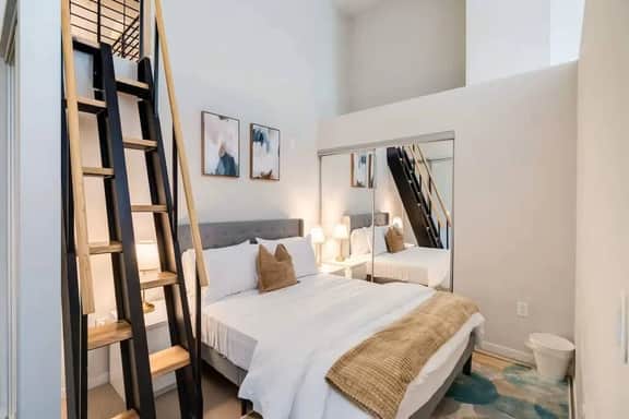 Pool, Gym, Free parking, 5 mins walk to Paycor