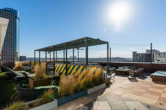 Downtown Apt with Pool, Parking near stadiums