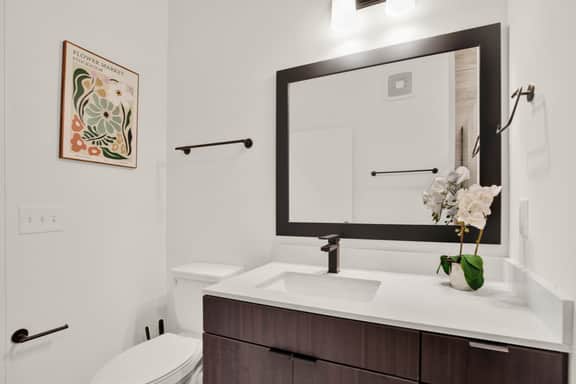 Cozy 1BR OTR Suite | Pool, Gym & City Views - Image 5