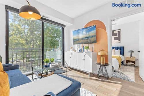 Modern 1BD Near DT & UMN Gym Street Parking - Image 2