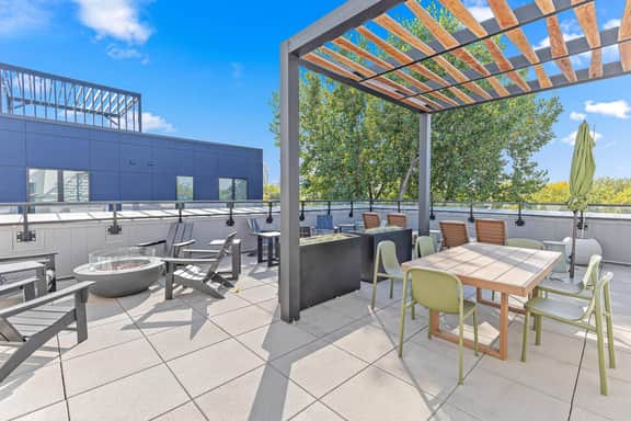 Downtown 2-Bed with Rooftop & Gym - Image 4