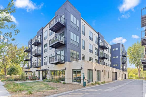Luxury 1BD Gym, Rooftop, Street Parking by DT, UMN - Image 4