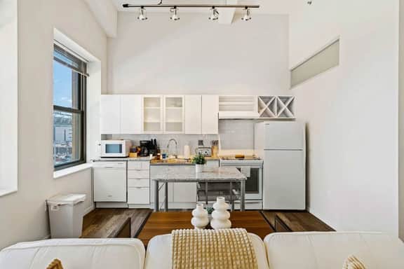 Downtown Apt with Pool, Parking near stadiums - Image 4