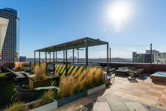 Downtown Apt with Pool, Parking near stadiums - Image 3