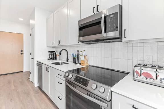 Coze Studio Unit Near Downtown MN and Airport - Image 5