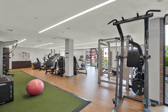Modern 1BR CIN Suite | Pool, Gym - Image 4