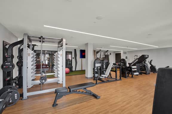 Modern 1BR CIN Suite | Pool, Gym - Image 3