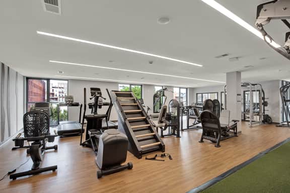 OTR Queen Suite | Pool, Gym & Rooftop - Image 5