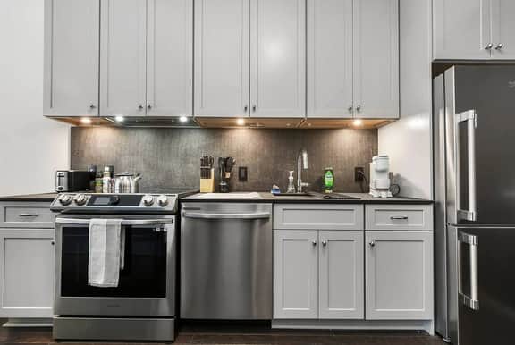 Cozy 1BR Downtown | Walkable to NFL - Image 5