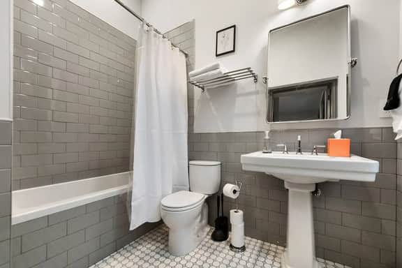 Comfortable 2BR — Conveni - Image 5