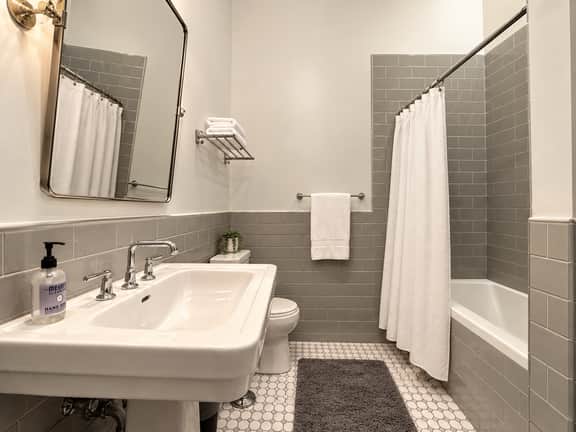 Stylish Downtown 1BR Near Festivals & Culture - Image 4