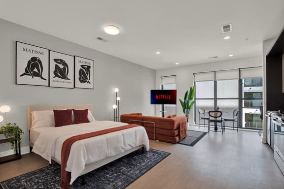 OTR Queen Suite | Pool, Gym & Rooftop - Image 1