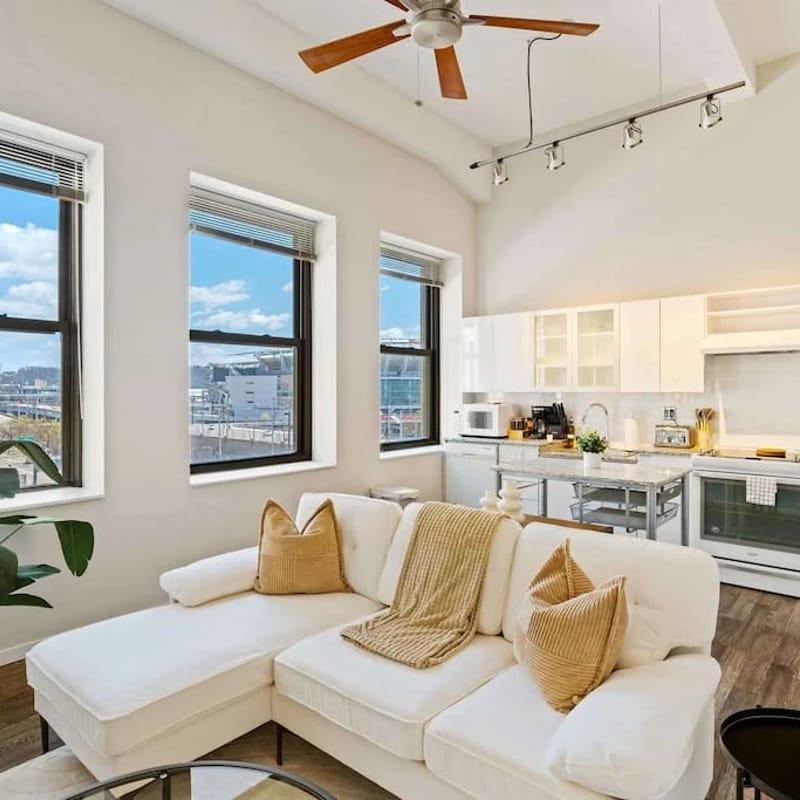Downtown Apt with Pool, Parking near stadiums